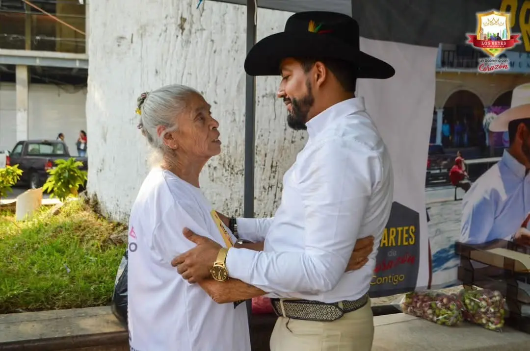 En localidad de Cherato, Ayuntamiento de Los Reyes entrega cemento, láminas, tinacos y maquinaria agrícola