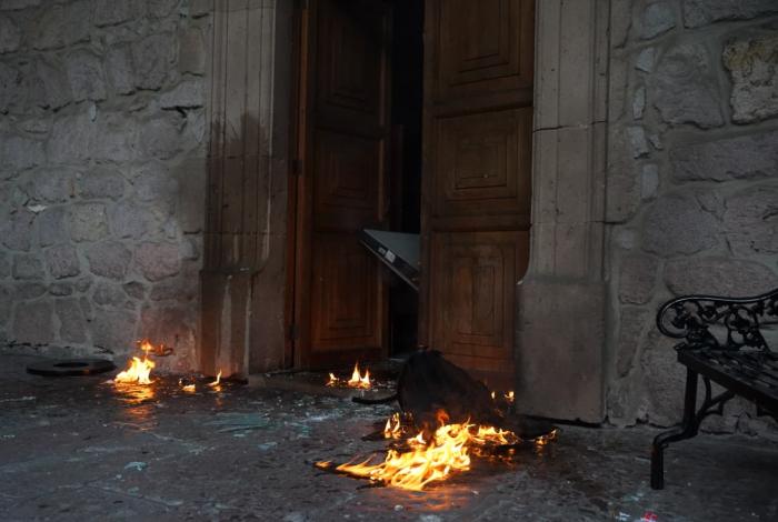 En marcha por justicia para Manzo, destruyen y queman oficinas de Palacio de Gobierno