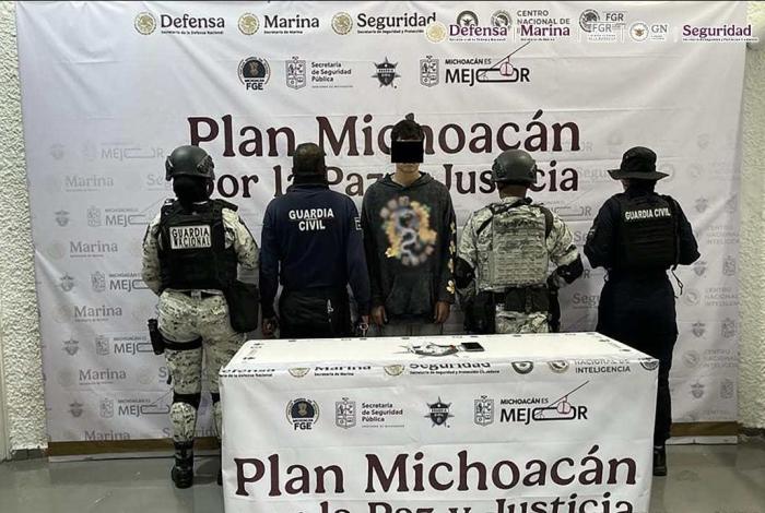 En Michoacán, autoridades detienen a ocho personas, aseguran armas e inhabilitan dos campamentos clandestinos