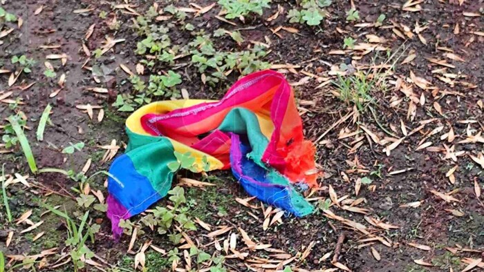 En Morelia, remueven bandera LGBT de monumento a Morelos en jardín del Centro Histórico