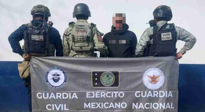 En operatividad en tierra caliente, SSP, Defensa y GN detienen a un hombre con un arma de alto poder