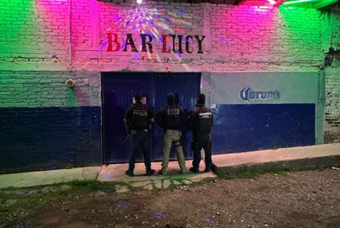 En Pátzcuaro y Morelia, ejecuta FGE tres órdenes de cateo en bares y asegura sustancias ilícitas