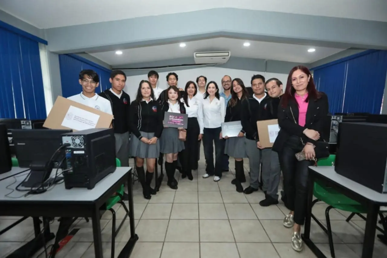 En Queréndaro equipan con sistema de cómputo el CEB 6/10: Diana Caballero