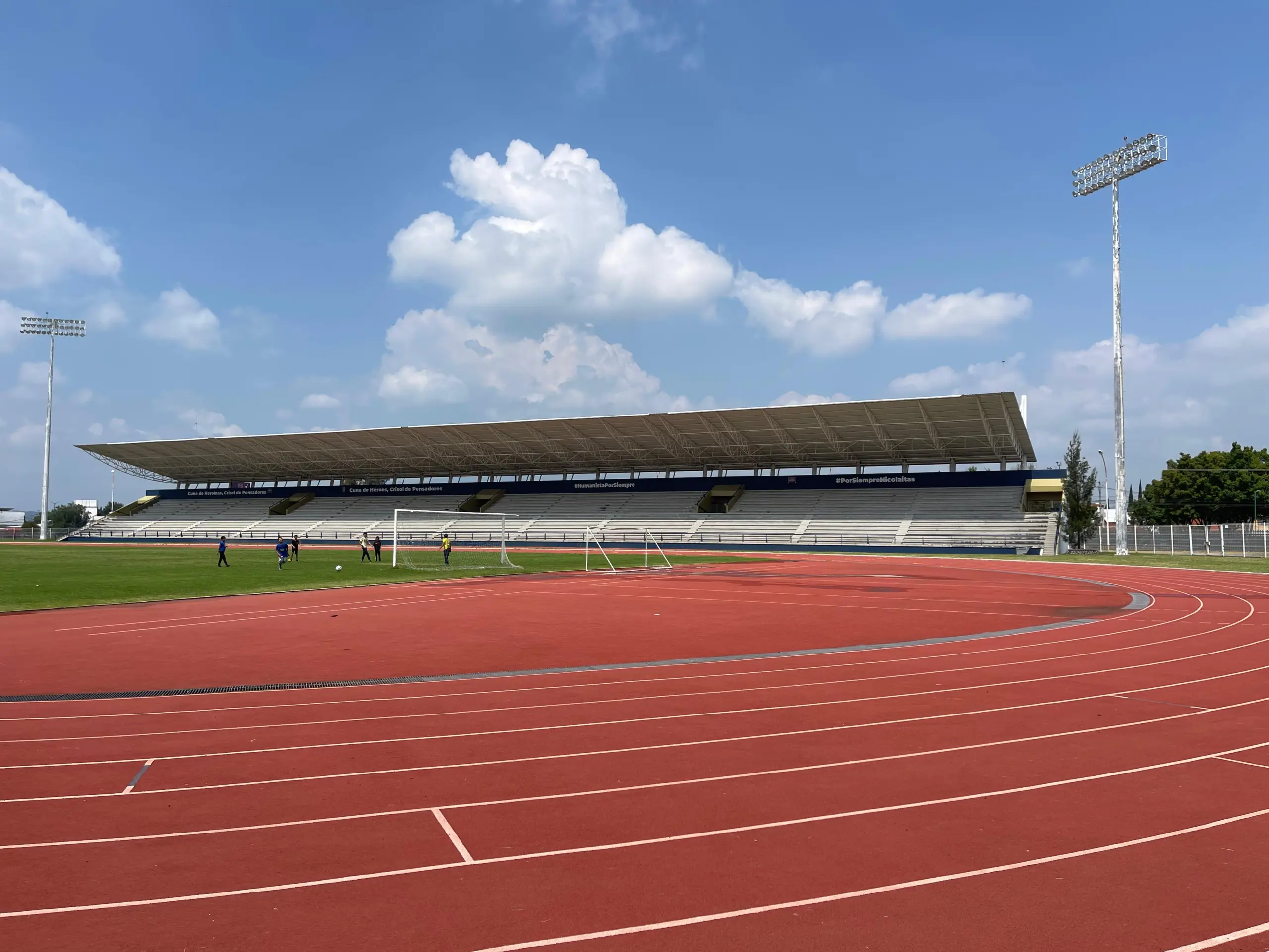 En septiembre se instalarán butacas en el estadio de fútbol de la UMSNH