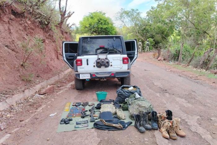 En Tuzantla aseguran un Jeep con narcótico, dos AK-47, equipo táctico y más de 500 cartuchos útiles