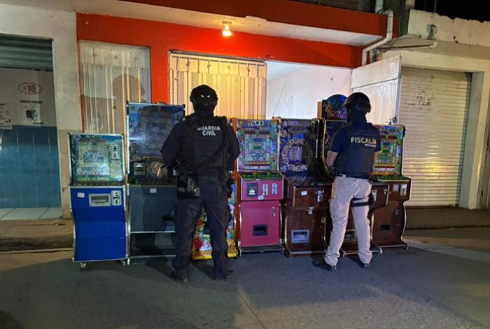 En Uruapan aseguran 78 máquinas tragamonedas en 12 cateos ejecutados por la FGE y la SIE