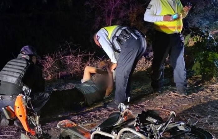 En Zamora, Jesús se fracturó la rodilla luego de ser impactado en su moto por un auto