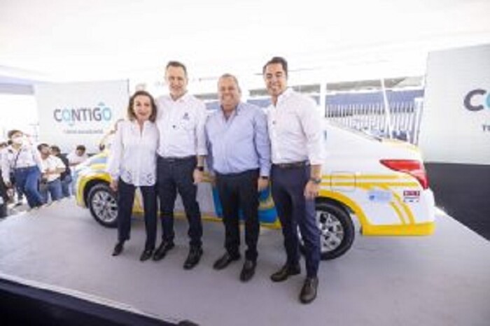 Encabeza Mauricio Kuri la presentación del nuevo modelo QroTaxi