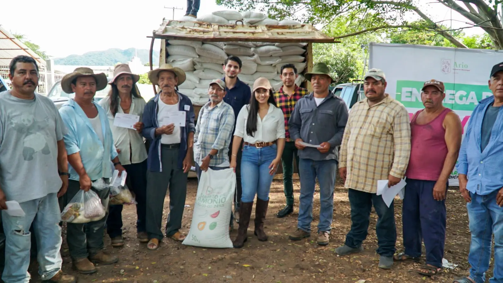 Encabeza Yohana Mendoza, Presidenta de Ario, jornada integral en playa de Guadalupe