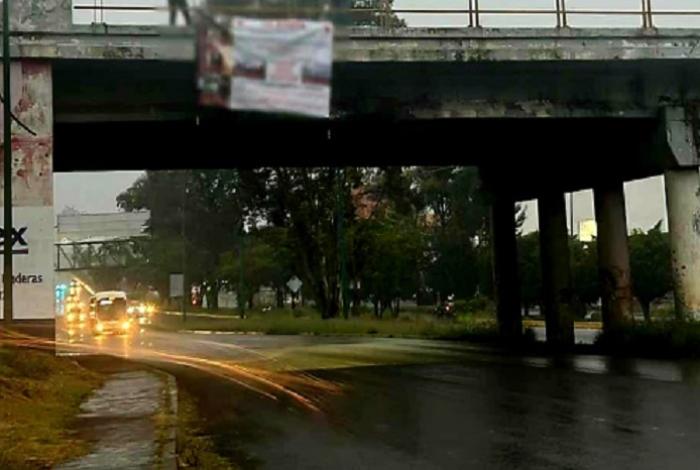 Encapuchados colocan lona con mensaje en Morelia, cerca del Estadio Morelos