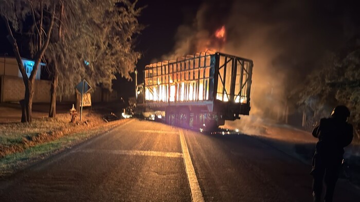 Encapuchados prenden fuego a camión de carga en Queréndaro