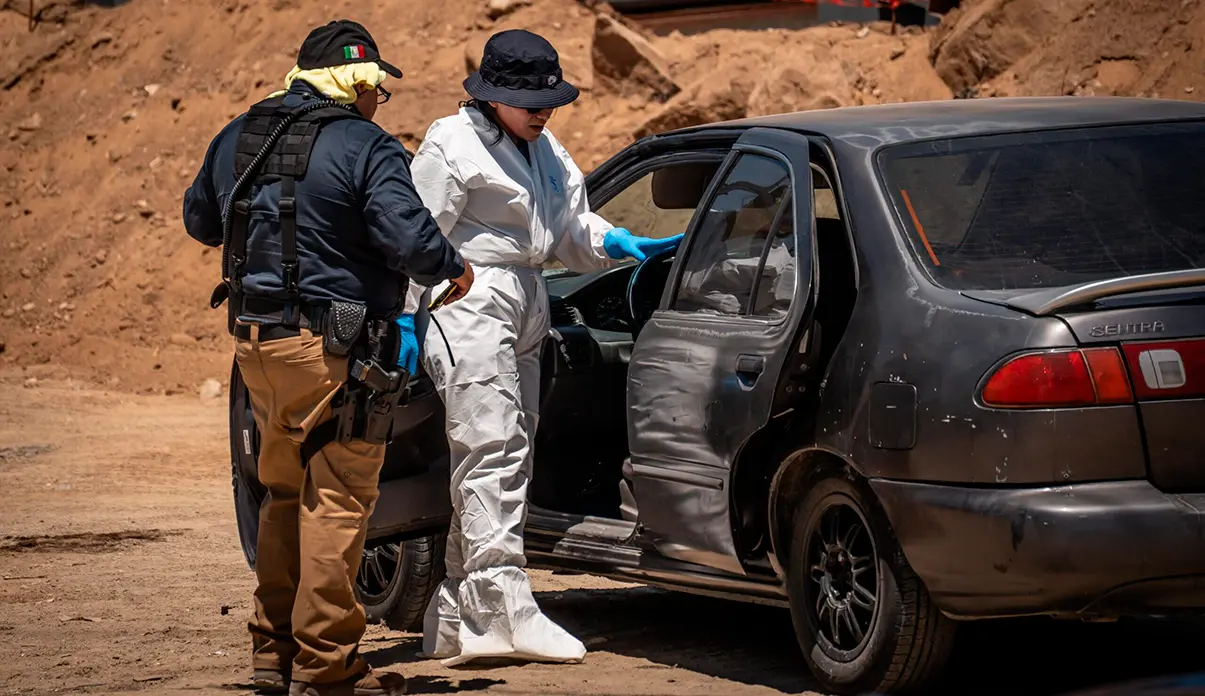 Encuentra su auto robado con dos cadáveres en la cajuela en Tijuana