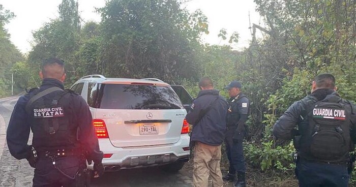 Encuentran camioneta encendida y con la puerta abierta en Salvador Escalante