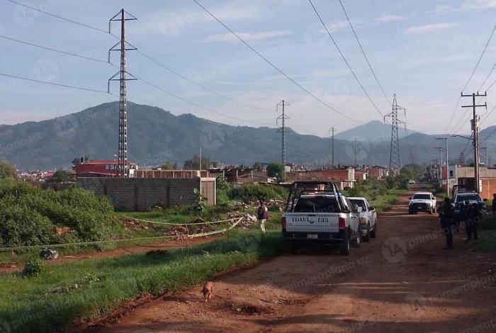 Encuentran cu3rp0 enc0bij4do en terracería de Uruapan