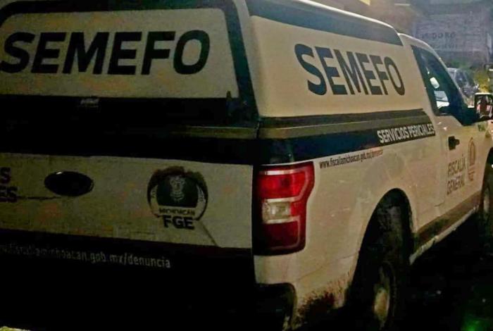 Encuentran cu3rpo enc0bijad0 en un predio de Apatzingán