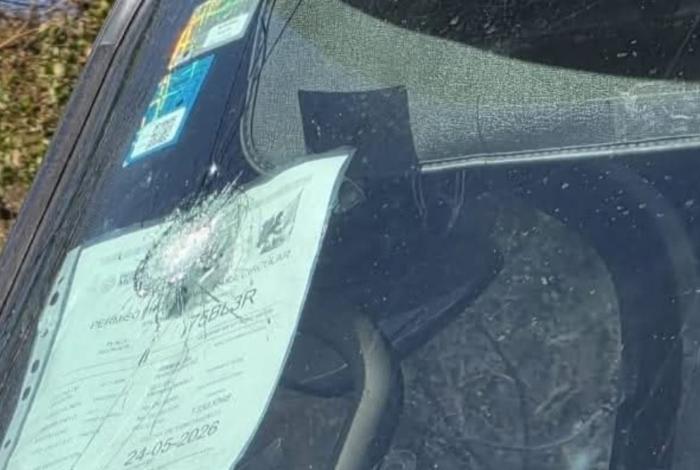 Encuentran trailer abandonado con huellas de bala