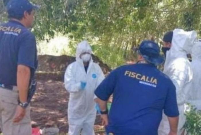 Encuentran tres cu3rpos en fos4 cland3stina de Puruándiro