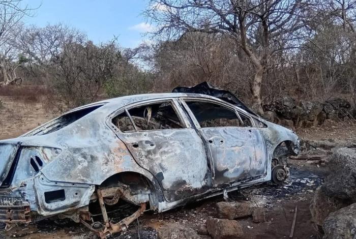 Encuentran vehículo desvalijado y calcinado en brecha a Tiníjaro