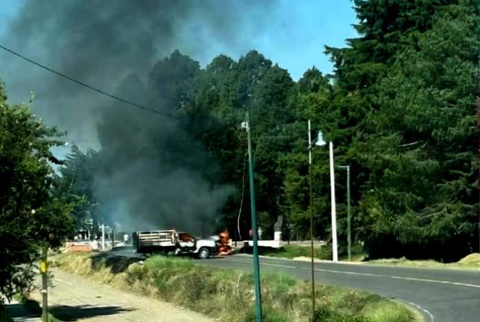 Enfrentamiento entre policías y delincuentes deja tres oficiales heridos y vehículos quemados, en Salvador Escalante