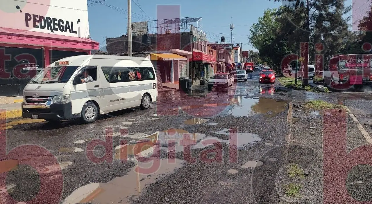 Enormes y peligrosos baches en Av. Pedregal, provocan enojo en población de Morelia