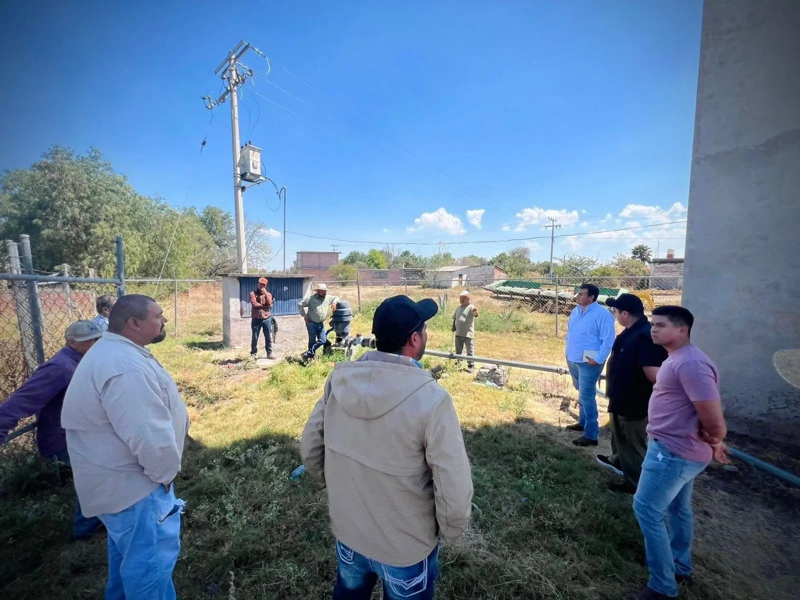 ”Enrique Ramos revisa problema de agua en San Isidro Tierras Blancas”