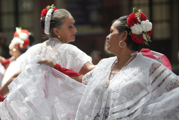 Ensamble Alma Purépecha comparte música y danzas tradicionales en la Calzada San Diego
