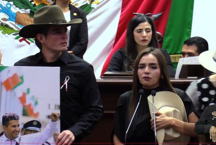 Entre gritos de "no estas sola", Grecia Itzel Quiroz rinde protesta como presidenta municipal de Uruapan