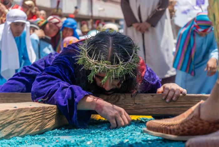 Entre pasos y silencio, revive Tarímbaro el camino al Calvario