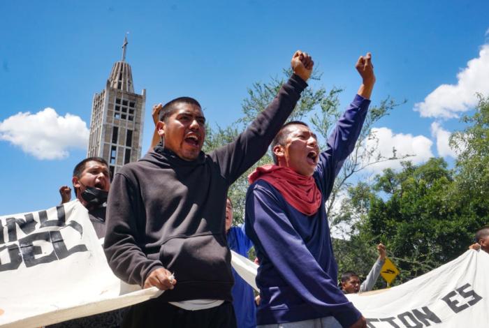 Entre pintas, consignas y policías, normalistas protestan a 11 años de Ayotzinapa
