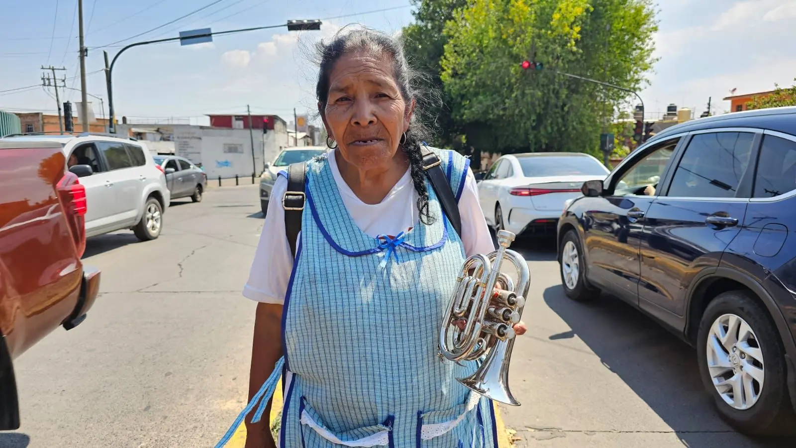 Entre semáforos y trompetas: la historia de María Natividad en las calles de Morelia