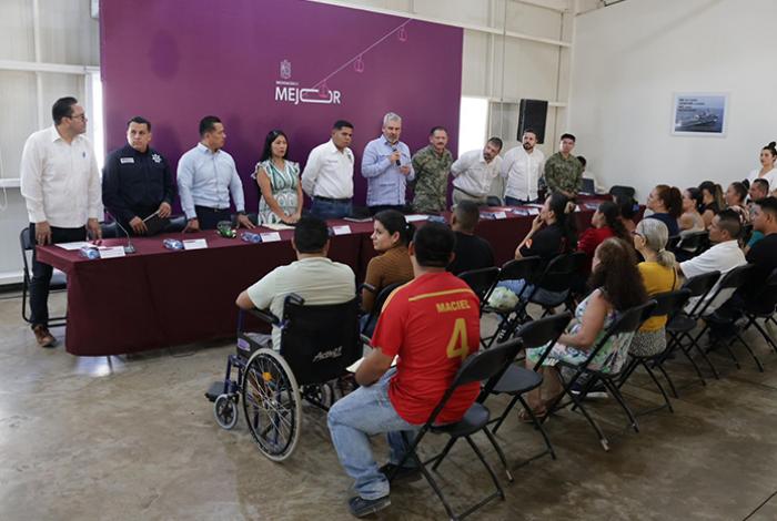 Entrega Bedolla apoyos a víctimas de explosión en Coahuayana