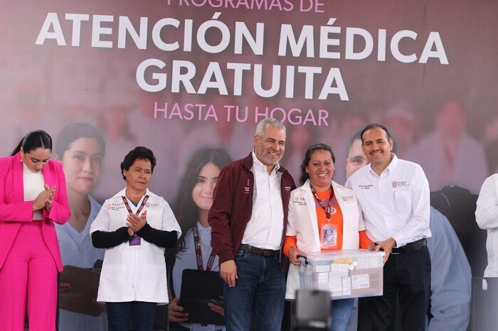 Entrega Bedolla apoyos económicos y médicos del programa Salud en tu Familia