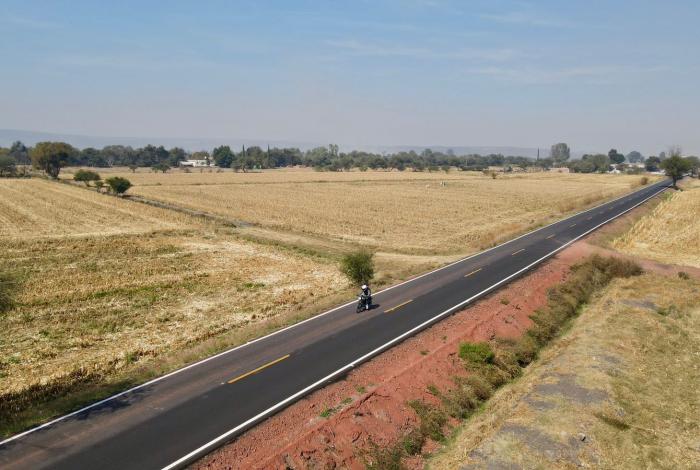 Entrega Bedolla carretera rehabilitada a habitantes de Penjamillo y Numarán