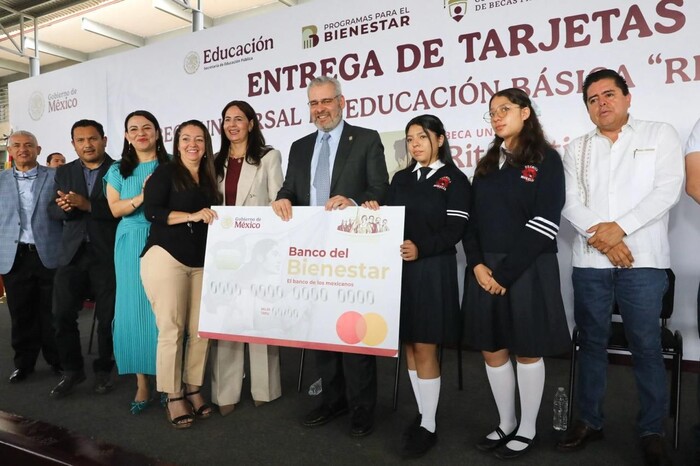 Entrega Bedolla tarjetas de la beca Rita Cetina para 208 mil estudiantes de secundaria