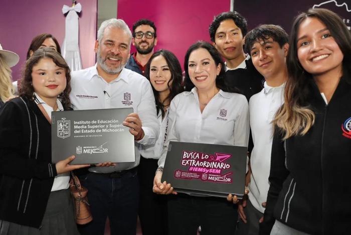 Entrega Bedolla visas y computadoras en audiencia pública en Queréndaro