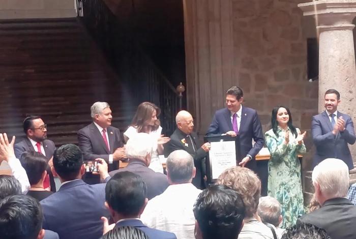 Entrega Cabildo de Morelia a Suárez Inda Presea Generalísimo Morelos