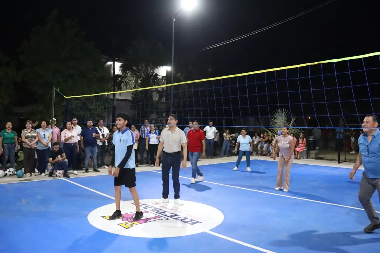 Entrega Pablo Varona cancha-jardín en El Rosario, en Huetamo