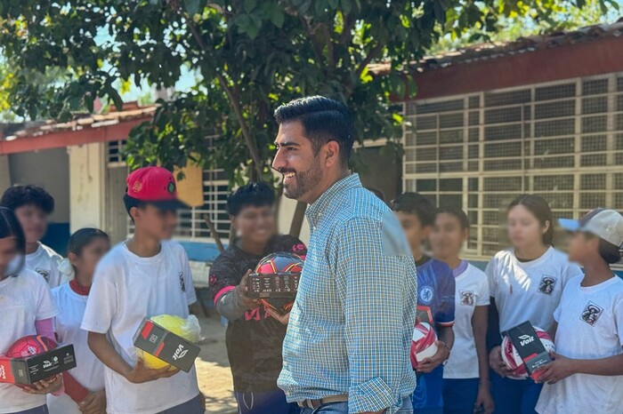 Entrega Poncho Chávez equipo deportivo a telesecundarias de Taretan y La Huacana