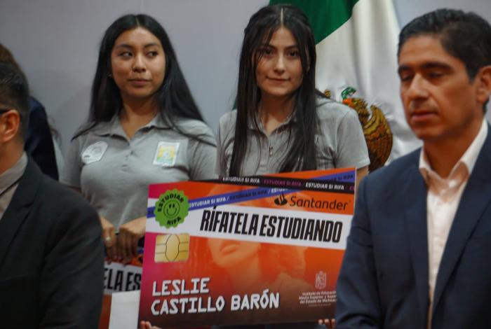 Entrega Santander becas a jóvenes universitarios