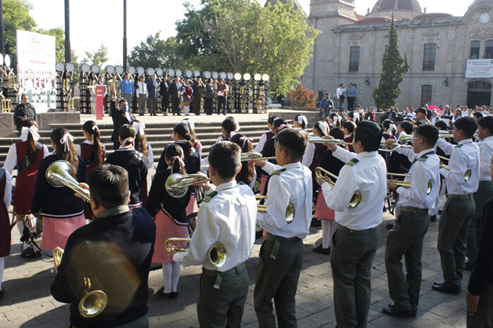 Entrega Secretaría de Educación equipamiento para bandas de guerra a primarias y secundarias