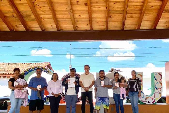 Entrega Sefeco aparatos de cobro a artesanos de Capula