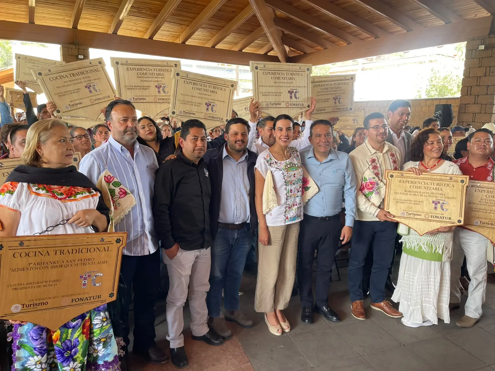 Entregan equipamiento a Experiencias Turísticas Comunitarias y Cocineras Tradicionales de Michoacán