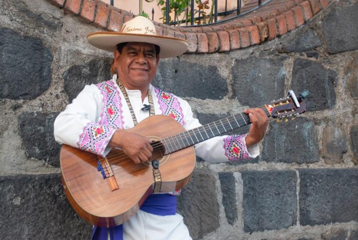 Entregan reconocimiento a Adolfo Gabriel Castillo, voz viva de la pirekua