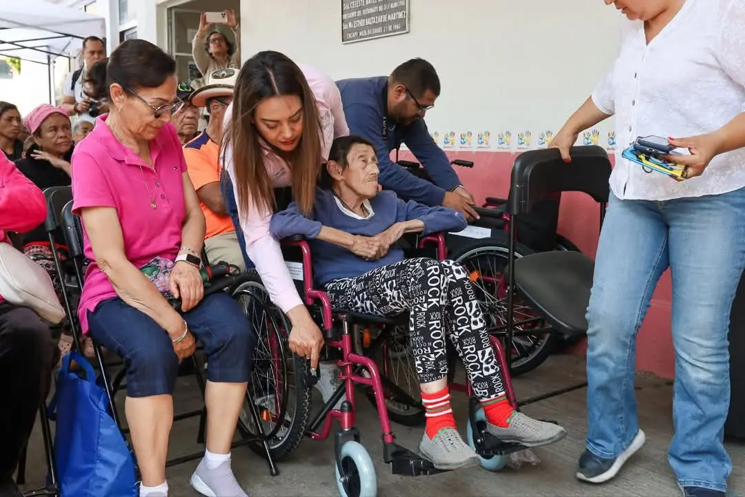 Entregan sillas de ruedas y aparatos auxiliares a personas con discapacidad en Zacapu