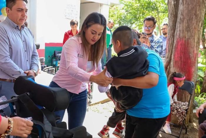 Entregan sillas de ruedas y aparatos auxiliares a personas con discapacidad en Zacapu