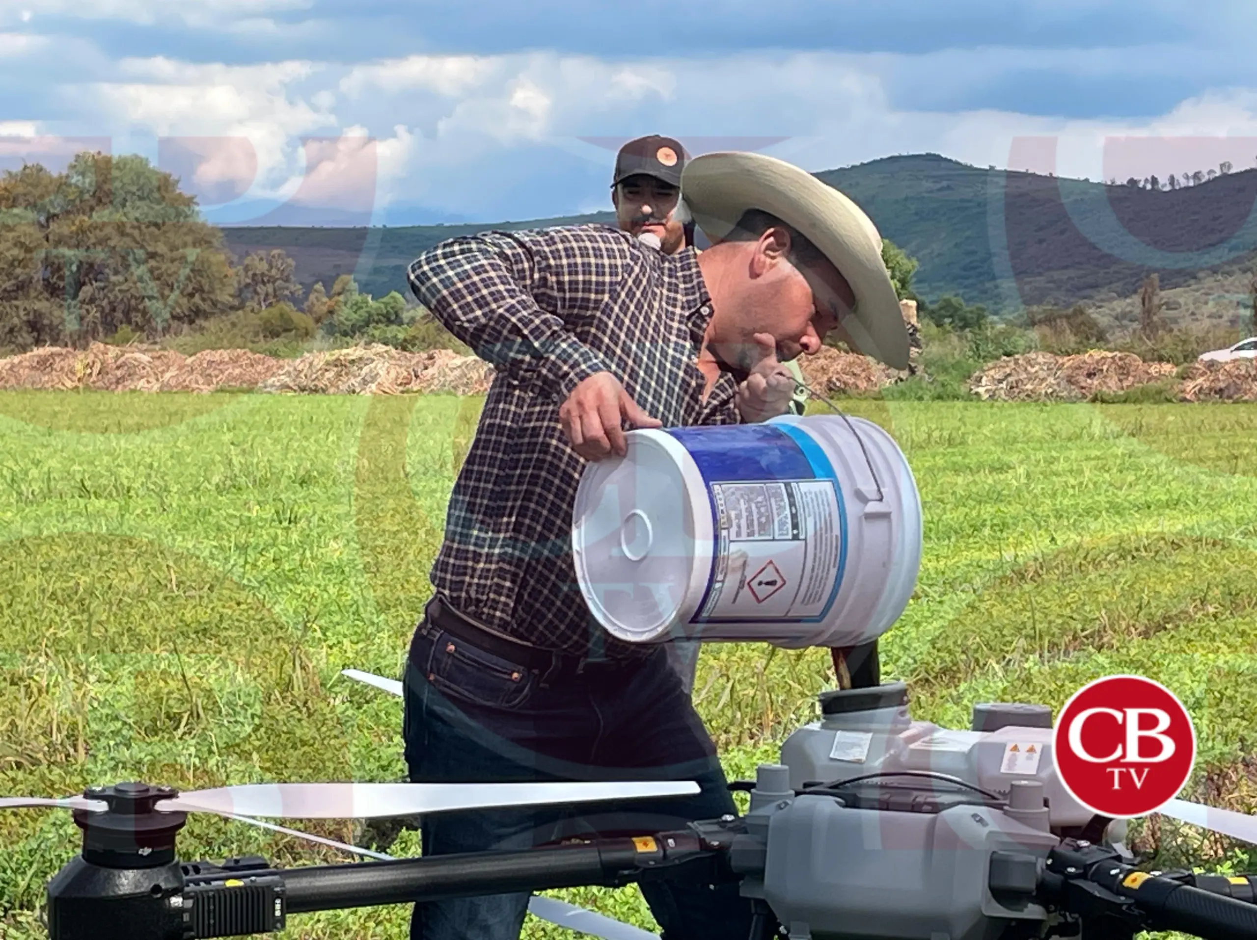 Eric Gaona encabeza entrega de cuatro drones para el riego de campo