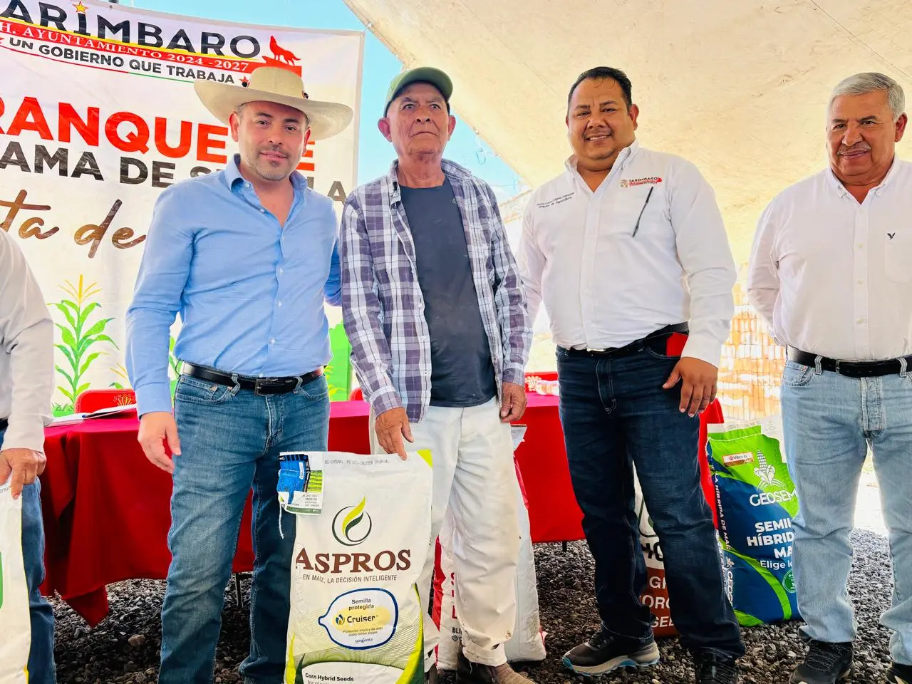 Eric Gaona impulsa al campo tarimbarense con nueva entrega de semilla punta de riego