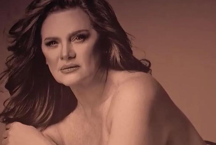 Erika Buenfil posa desnuda con confianza y mostrando autenticidad 