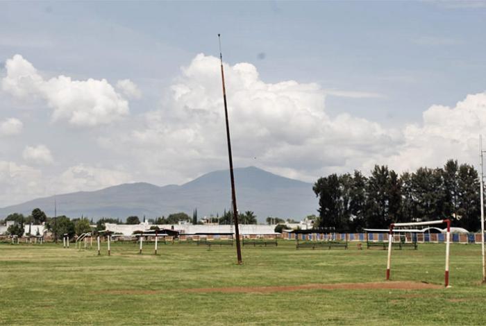 Es tiempo de lluvias y no sirven los pararrayos de las canchas de Policía y Tránsito, pero la Liga no se suspende