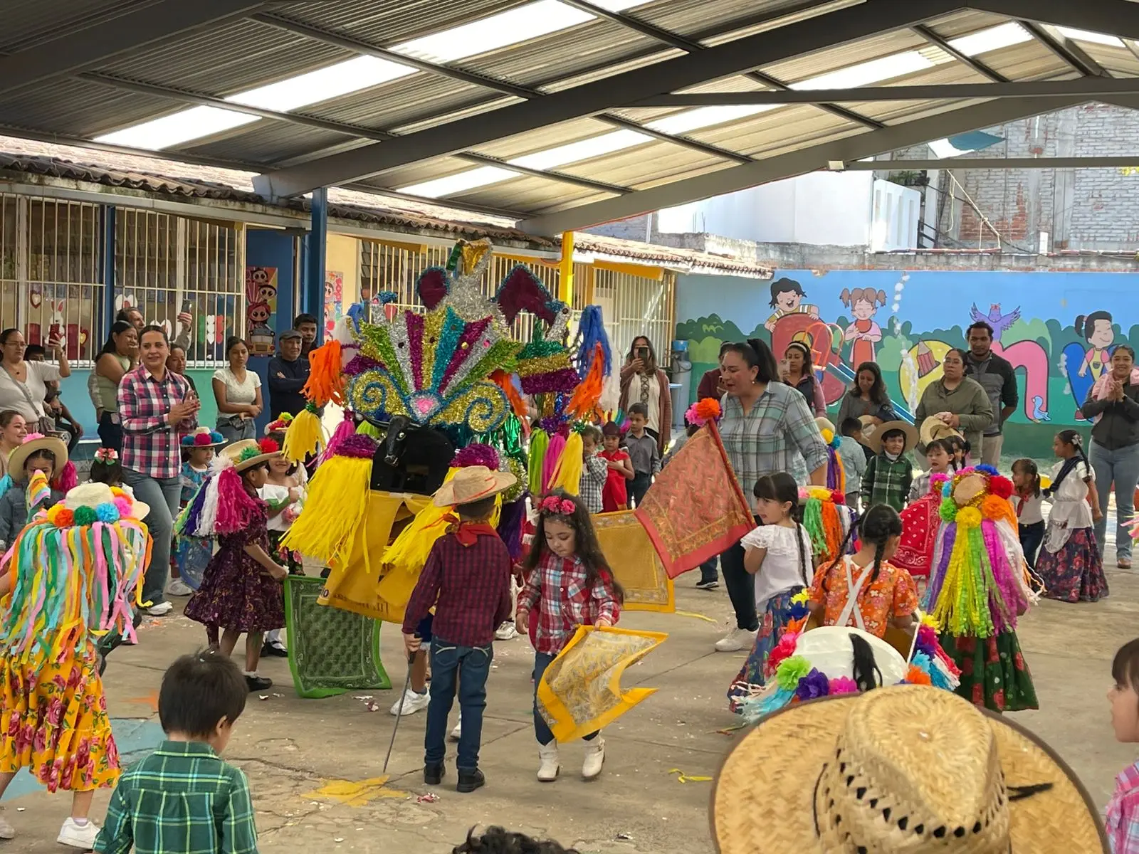 Escuelas de Morelia mantienen viva la tradición de los Toritos de Petate